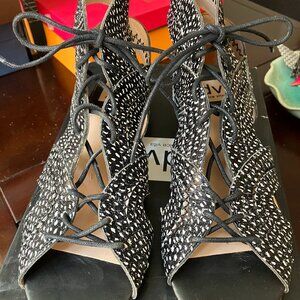 DV Dolce Vita Wylla black/white snake leather gladiator sandals, sz 8.5